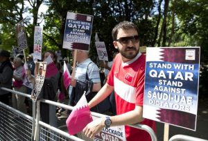 تظاهرات مقابل سفارت عربستان در لندن علیه سیاسی کردن حج
