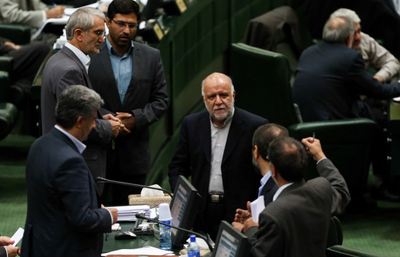لاریجانی با تخلف وزیر نفت برخورد کند