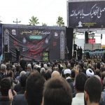 بدون دعوت آمده اند چون هر یک خود را صاحب عزا می دانند و نفر،نفر به خیل عظیم انسانی تبدیل می شوند تا قدرت اعتقادی تشیع خود را، به رخ یاوه گویان بکشانند .آری، تا خون گلگون حسین و اولادش و اصحابش، برسر بیرق های یا ابوالفضل،یا حسین ما، به احتزاز درمی آید و خودنمایی می کند، می توان به جرات گفت:تا دنیا هست اسلام ازمحرم وصفر زنده و باقیست به گزارش واحد خبری سیده آمل: امروز شنبه در هفتمین روز از ماه محرم، اجتماع بزرگ حماسی عاشقان حسینی دیار علویان، هزار سنگر آمل با حضور پر شور مردم از همه اقشار بخصوص، مسئولین شهرستانی در میدان ۱۷ شهریور برگزار شد سیده آمل این شور و تجمع حسینی را از قاب تصویر برای شما همشهریان به نمایش گذاشت